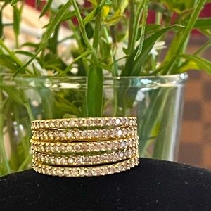 5 row ring with 1.00 carat TW of diamonds. Set in 18k yellow gold size 7